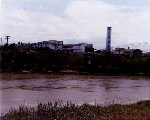Lateral dos prdios da Faculdade; margem do rio paraba