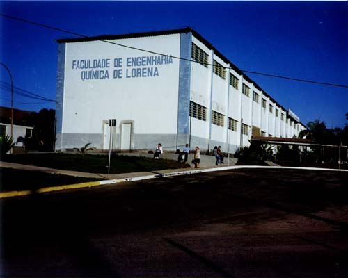 Lateral e frente do prdio da faculdade com o nome da Faculdade de Engenharia Qumica de Lorena
